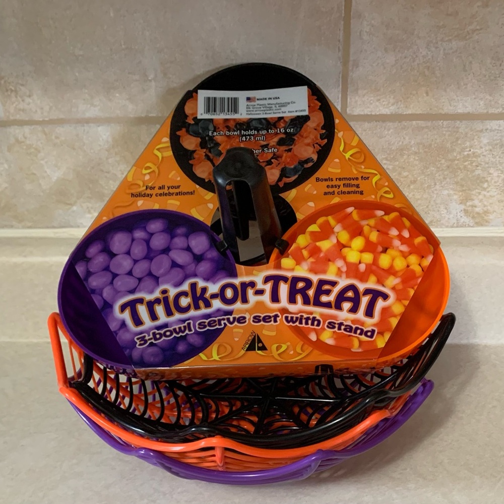 Trick-or-Treat Bowls  w/ Stand